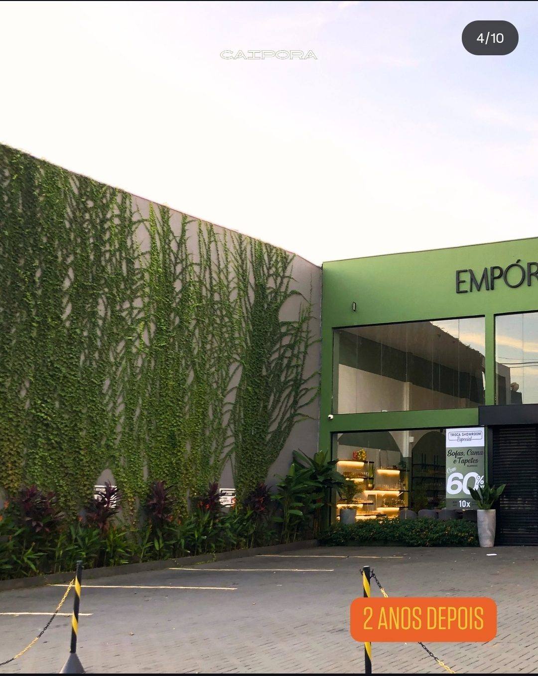 Resultado de paisagismo comercial dois anos após a execução, destacando o crescimento denso da trepadeira na fachada do Empório.